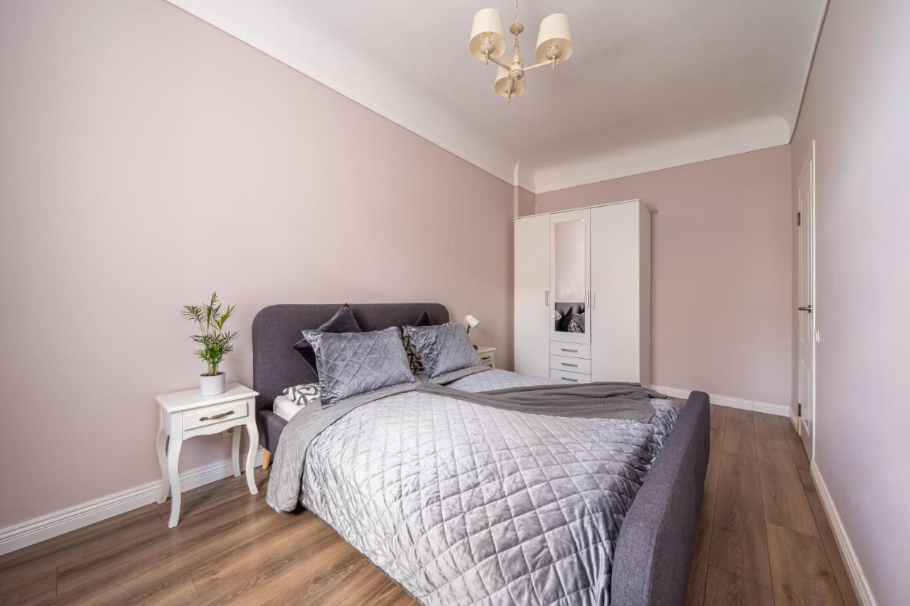 Stylish Latvian Classic 1-Bedroom Apartment Near City Center, Parks & Public Transport Links 里加 外观 照片