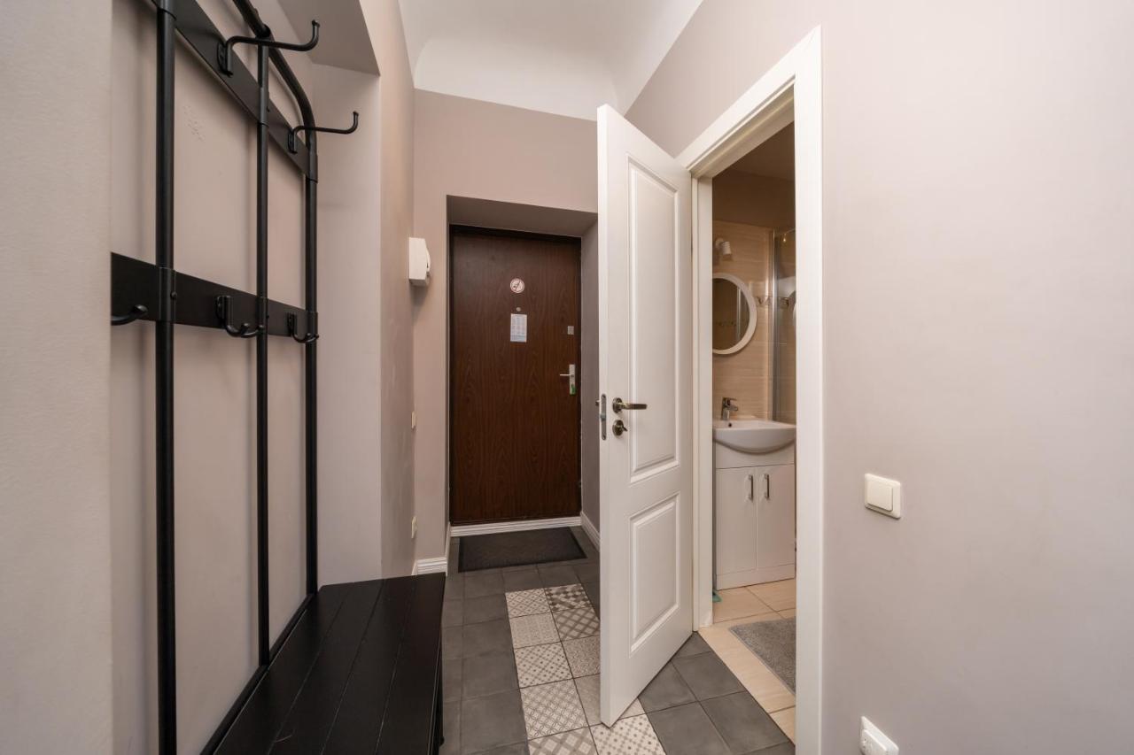 Stylish Latvian Classic 1-Bedroom Apartment Near City Center, Parks & Public Transport Links 里加 外观 照片