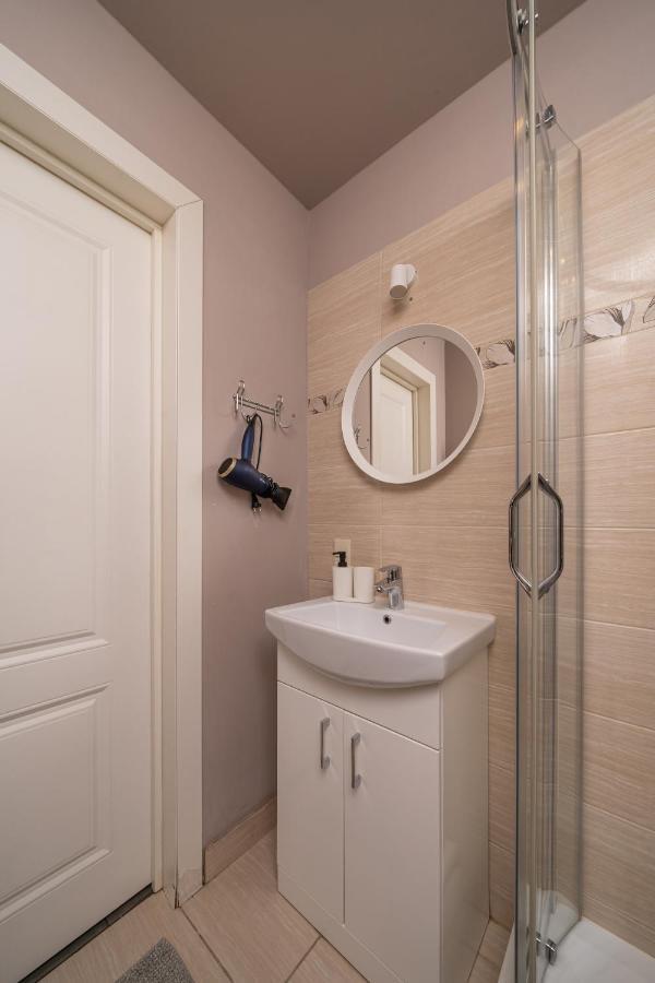 Stylish Latvian Classic 1-Bedroom Apartment Near City Center, Parks & Public Transport Links 里加 外观 照片